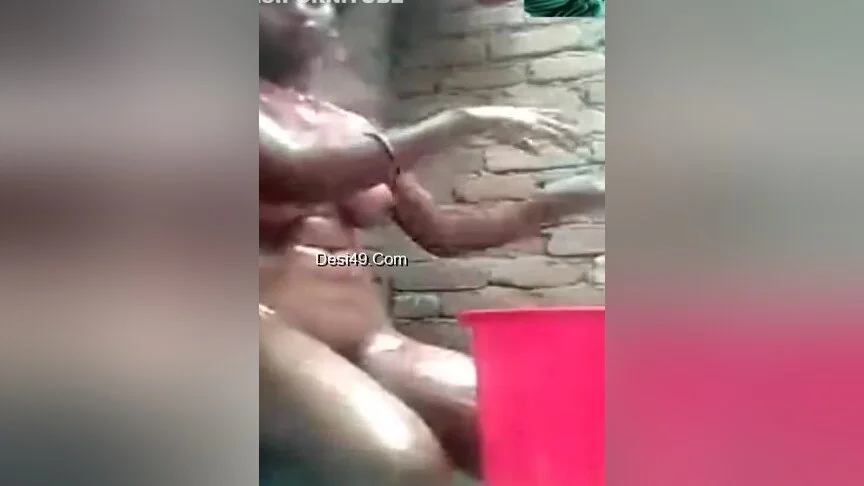 Today Exclusive- Desi Village Girl Bathing