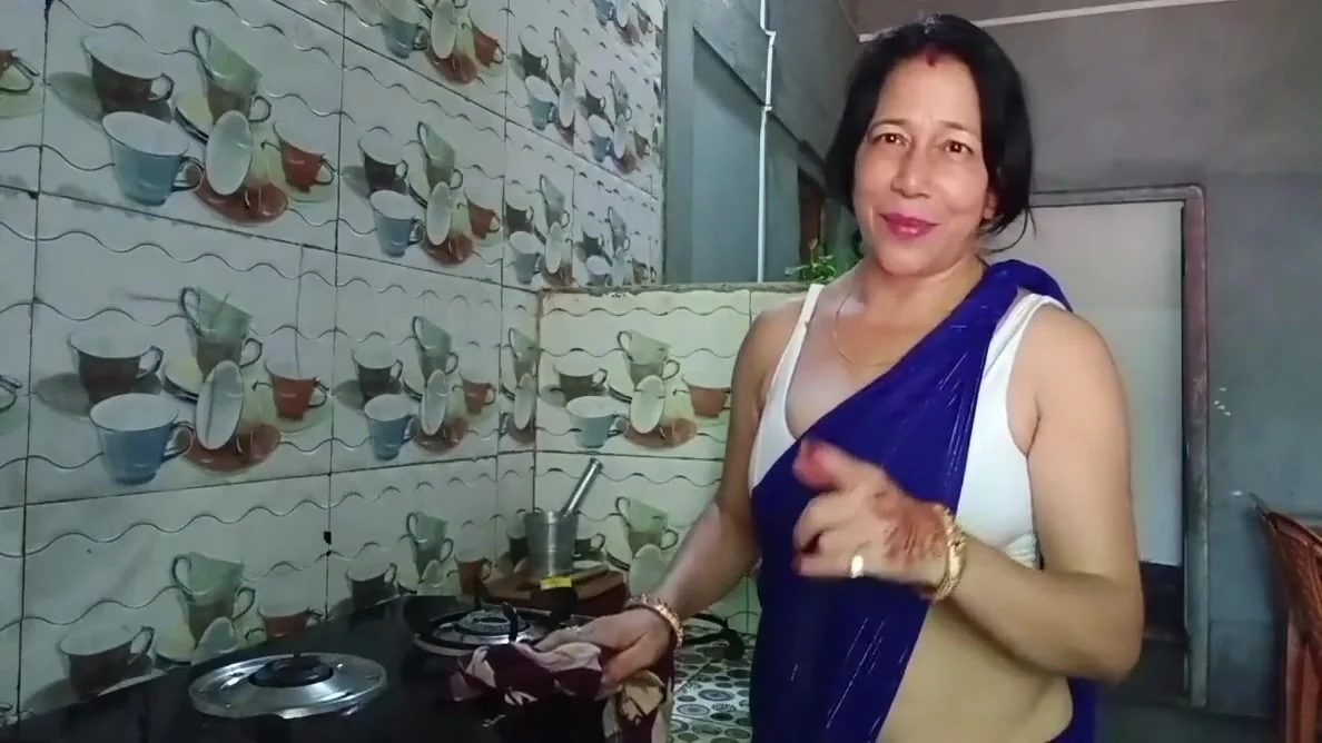 Painful Anal Try- Indian Wife Pinki Try First Time Anal In Sexy Saree To Make Her Husband Happy