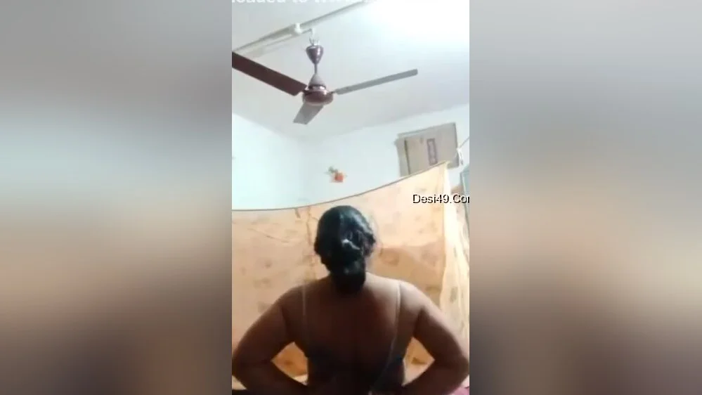 Today Exclusive-sexy Bhabhi Showing Her Boobs