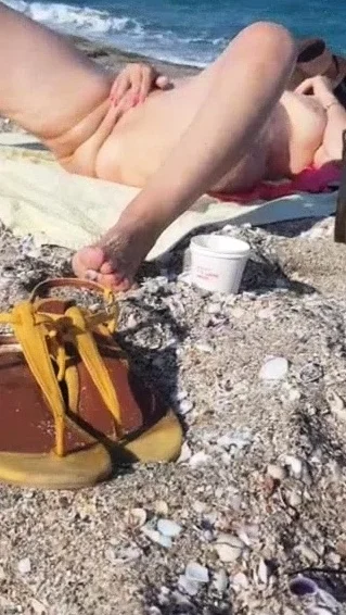 Hot Nude Amateur MILFs Beach Voyeur Close Up Pussy