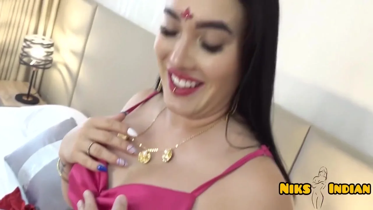 भभ म क सड बलउज उतर कर दवर न उनक Pड और चत चद दय. 12 Min - Niks Indian And Sofia Ruiz