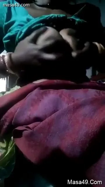 Today Exclusive-desi Bhabhi Shows Her Boobs