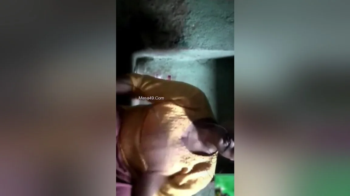 Today Exclusive- Desi Girl Shows Her Boobs On Vc