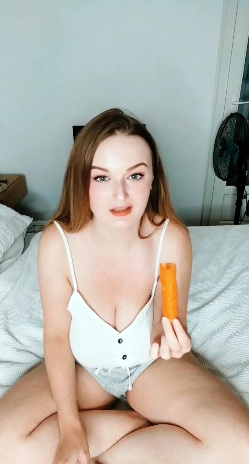 Webcam fun mature brunette with toys cum on cam