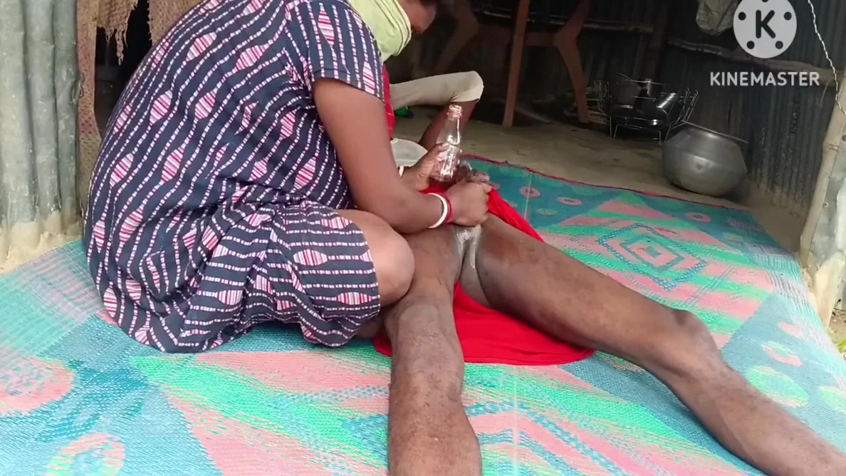 Desi Bhabhi Ne Land Mein Tel Lagaya