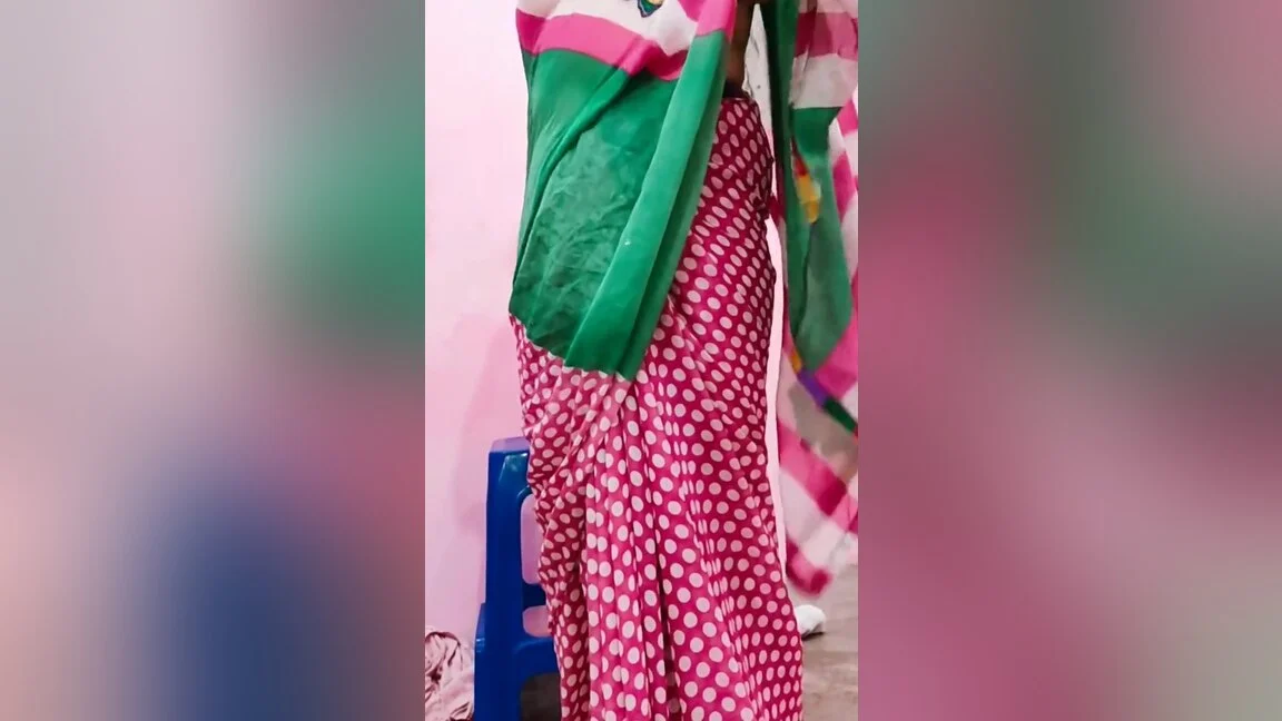 The Stepsister-in-law Showed The Thing Inside The Saree