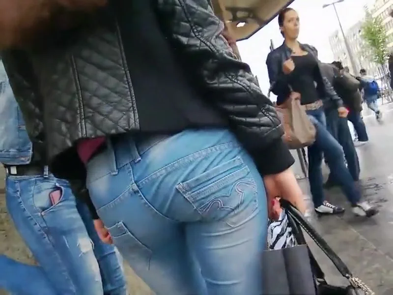 Evaluation of teen 18+ asses in jeans
