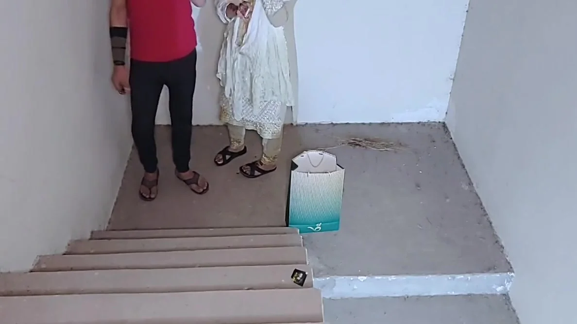 Girlfriend Ki Khala Ko Choda-late Night Gifting Date On Stairs