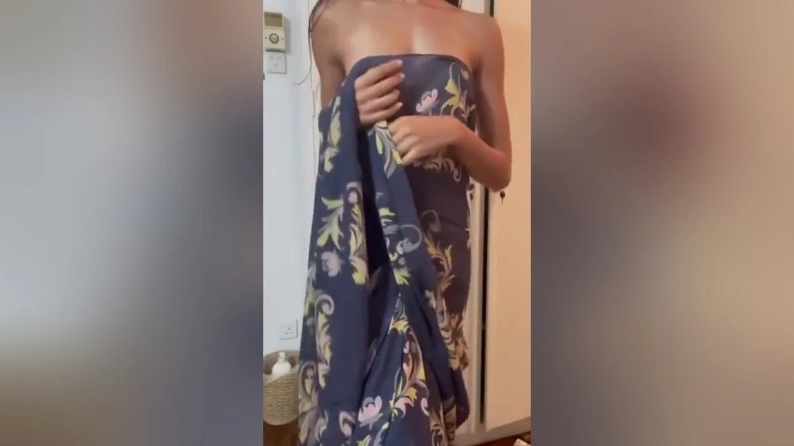 Amateur Indian Desi Girl Does Saree Strip Tease For Her Boyfriend During A Wedding