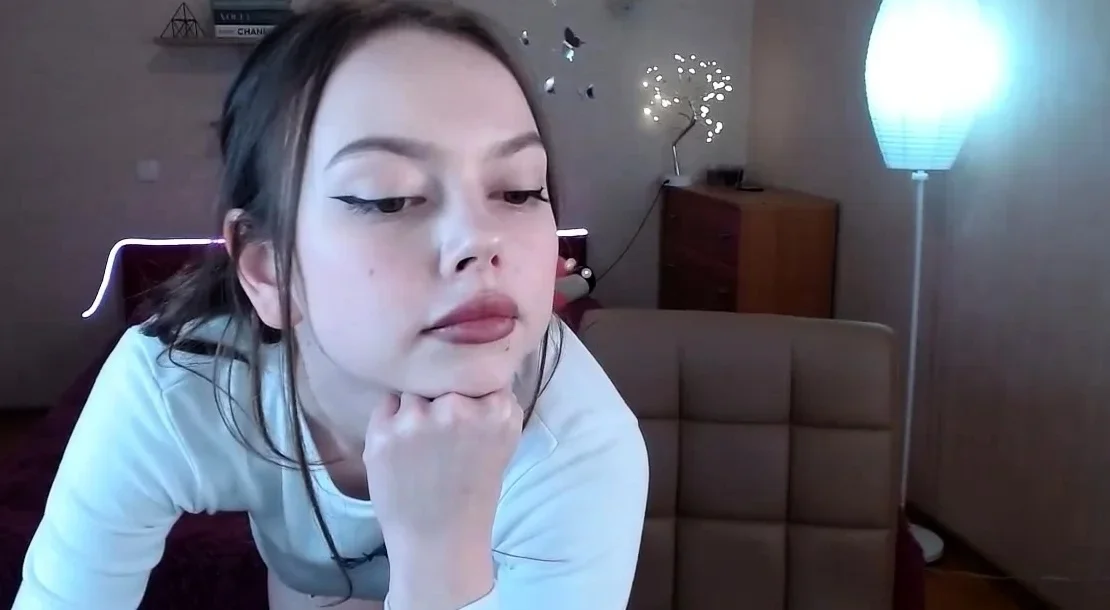 Amateur webcam babe showing her sexual goods