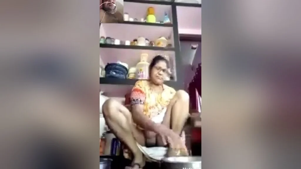 Indian Aunty Pussy Flash While Taking With Lover On Video Call
