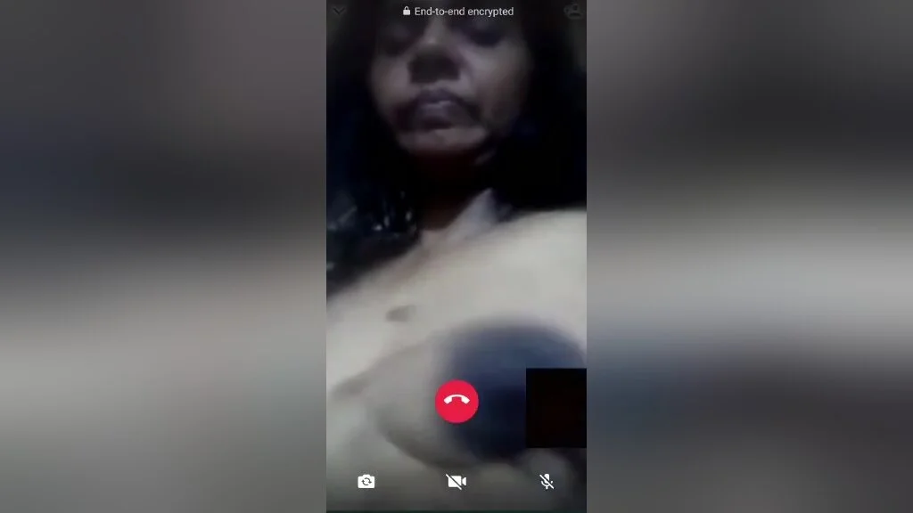 Today Exclusive- Mallu Bhabhi Showing Her Boobs 5