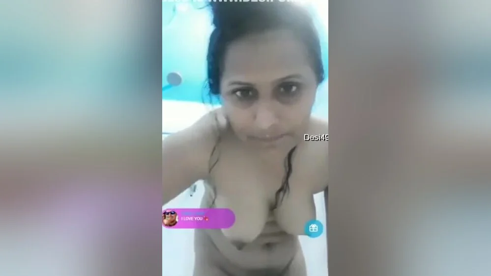 Today Exclusive-sexy Desi Girl Bathing On Tango Show
