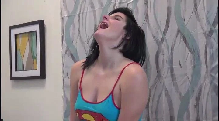 amateur lustywench fingering herself on live webcam