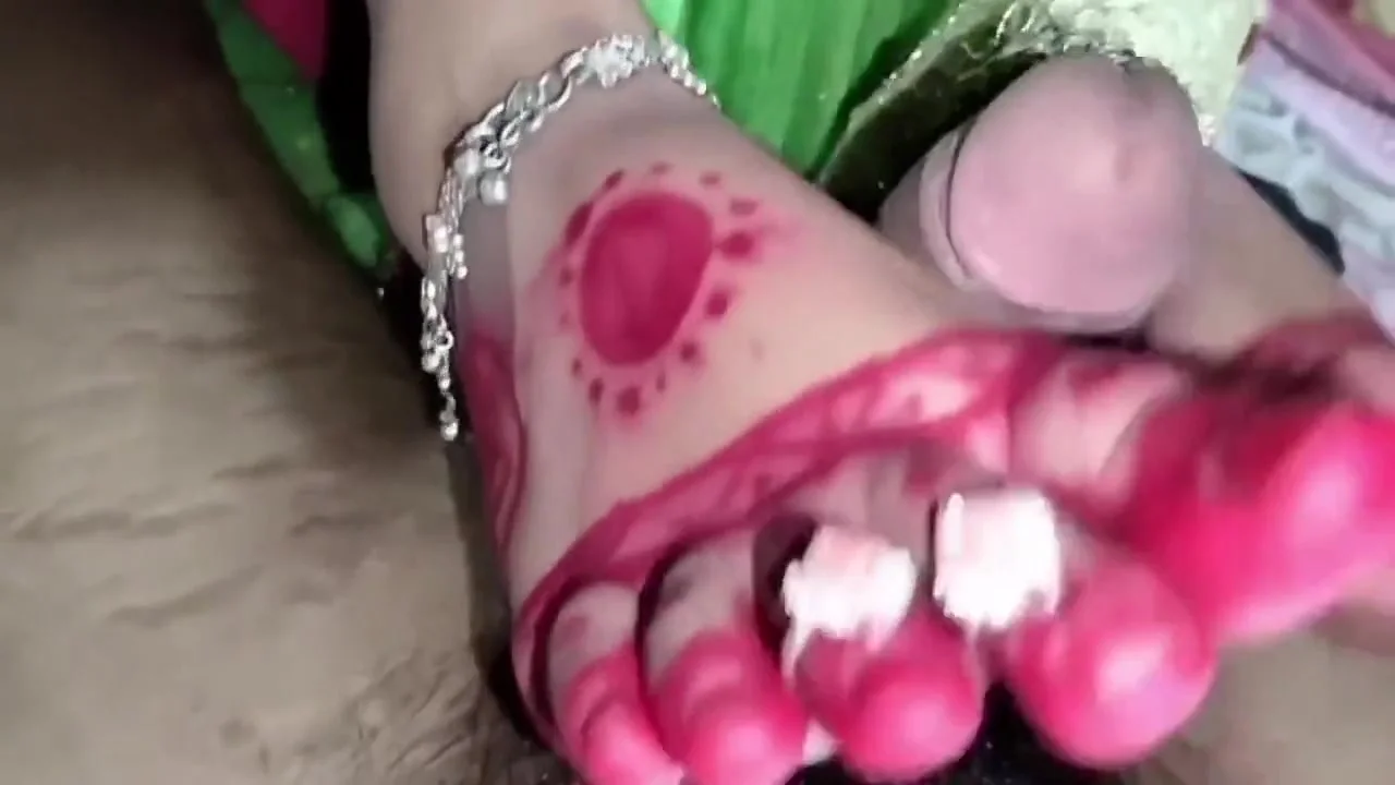 Desi Cute Bhabhi Beutifull Footjob
