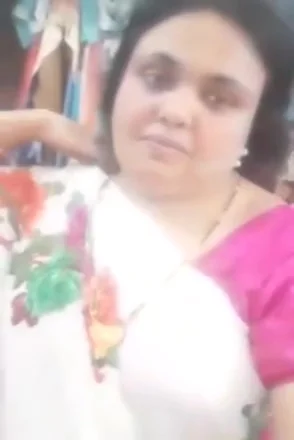 Indian Aunty In Open Saree Video