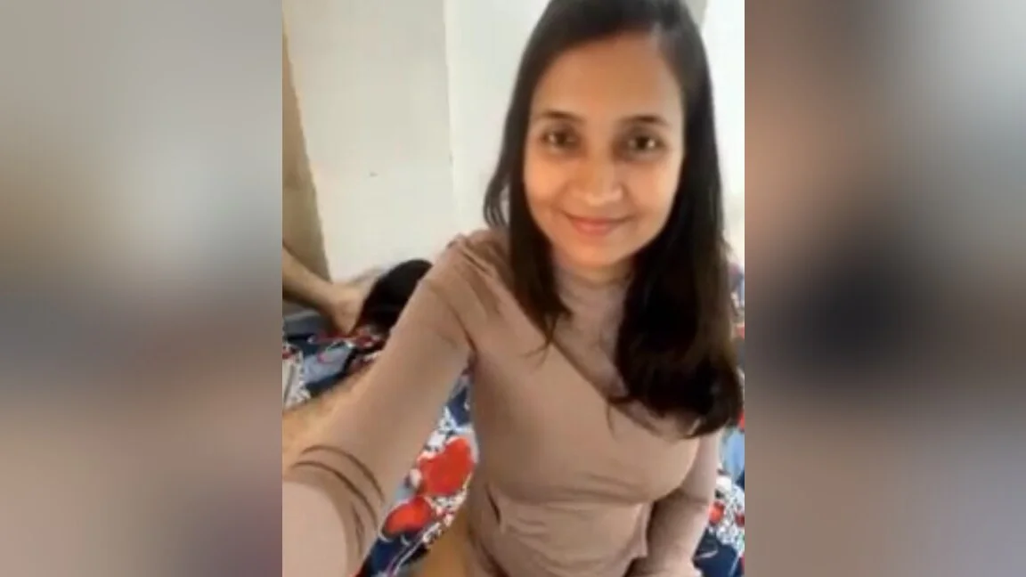Desi Hot Hansa Bhabhi Are Busy On Video Call With Fans