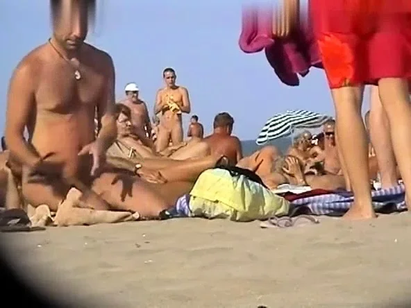 Voyeur Guy wanking and fuck redhead girl on a public beach