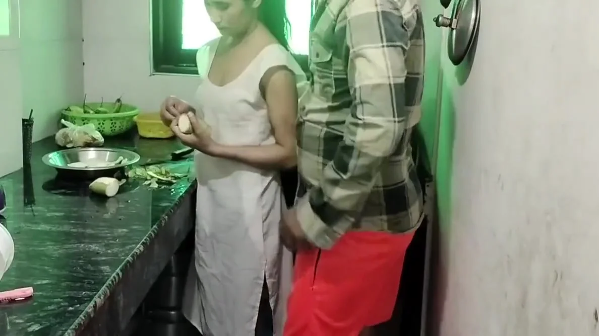 Malik Ne Muze Paise Dekar Hotel Me Jabar Dasti Pela