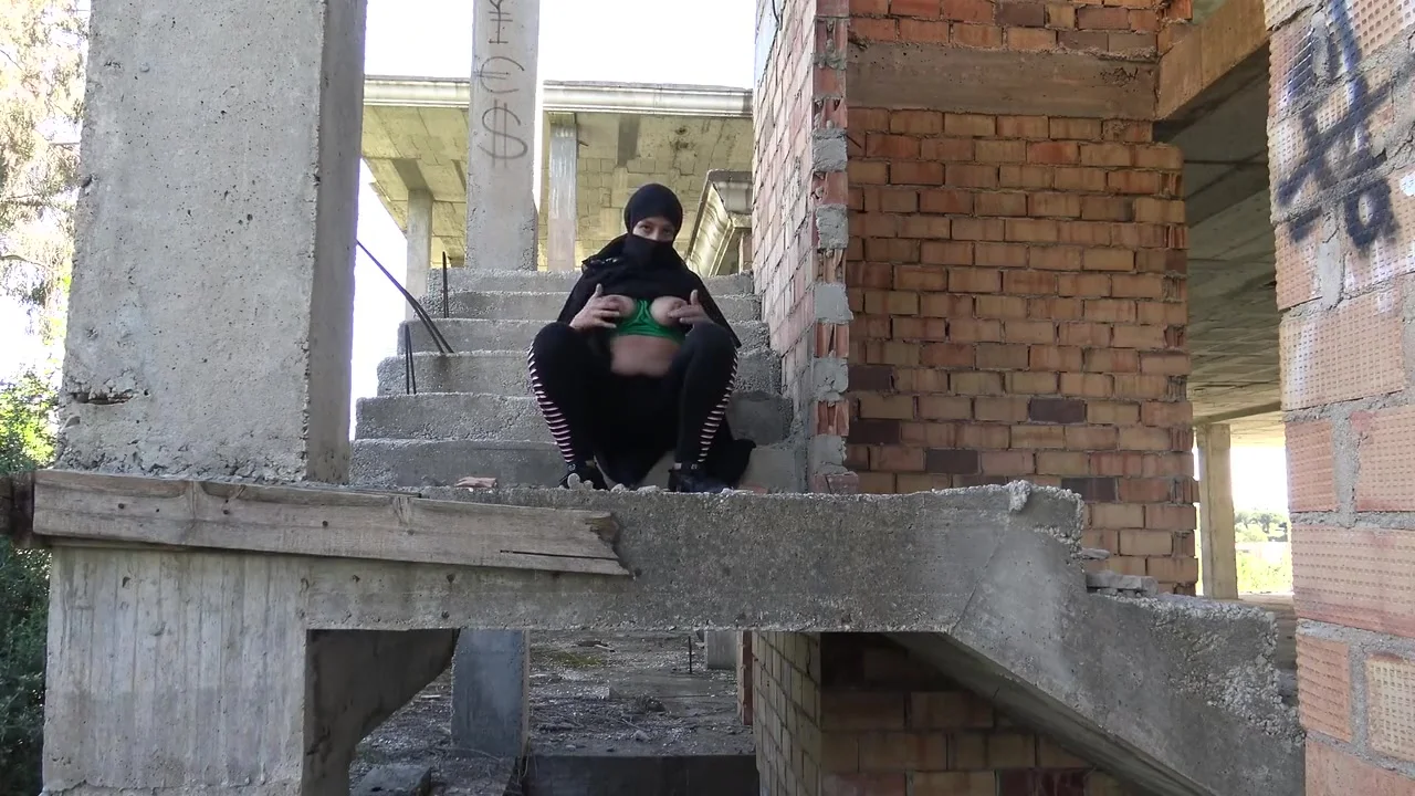 زوجة مشهورة من مصر الجديدة ذات صدر حليبي تغلق مكتبها وتخرج لارضاء نفسها