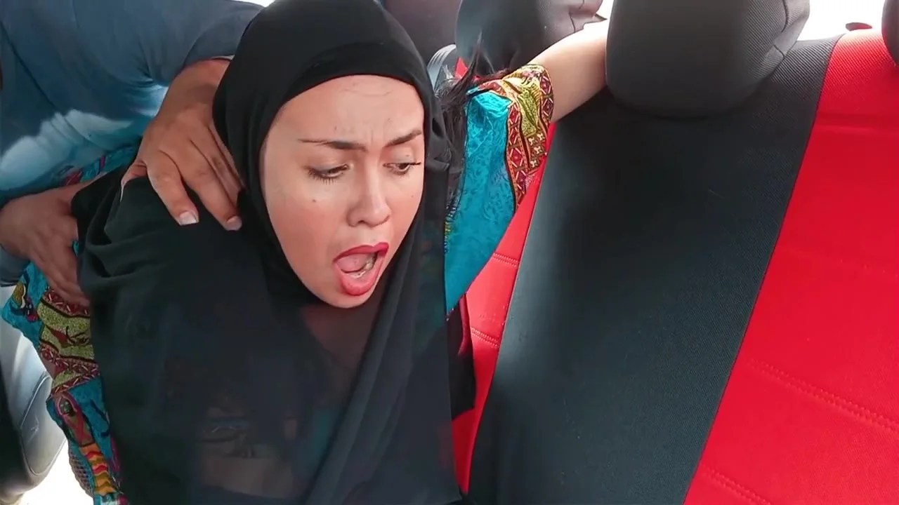 Indian Stepmother Wearing Hijab Gets Fucked In Car