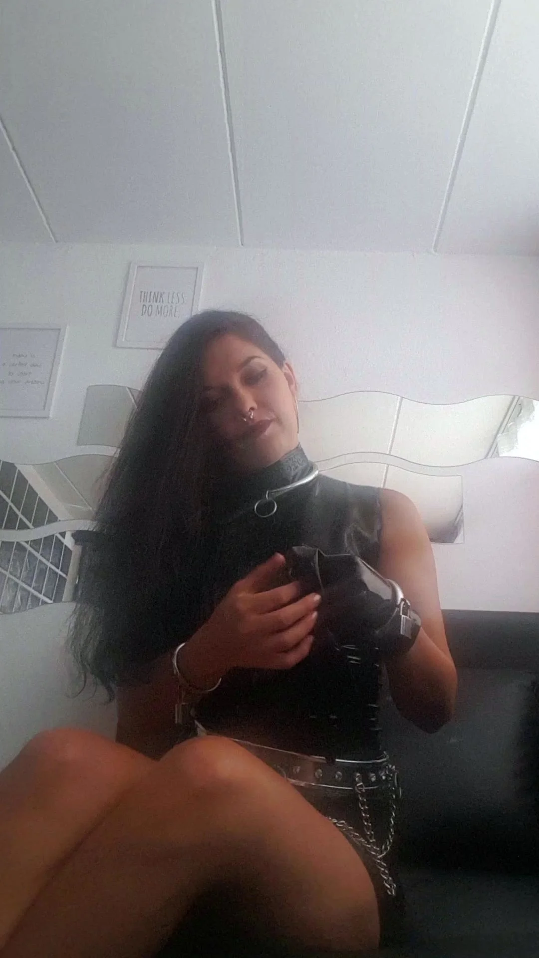 Amateur brunette double toying on webcam