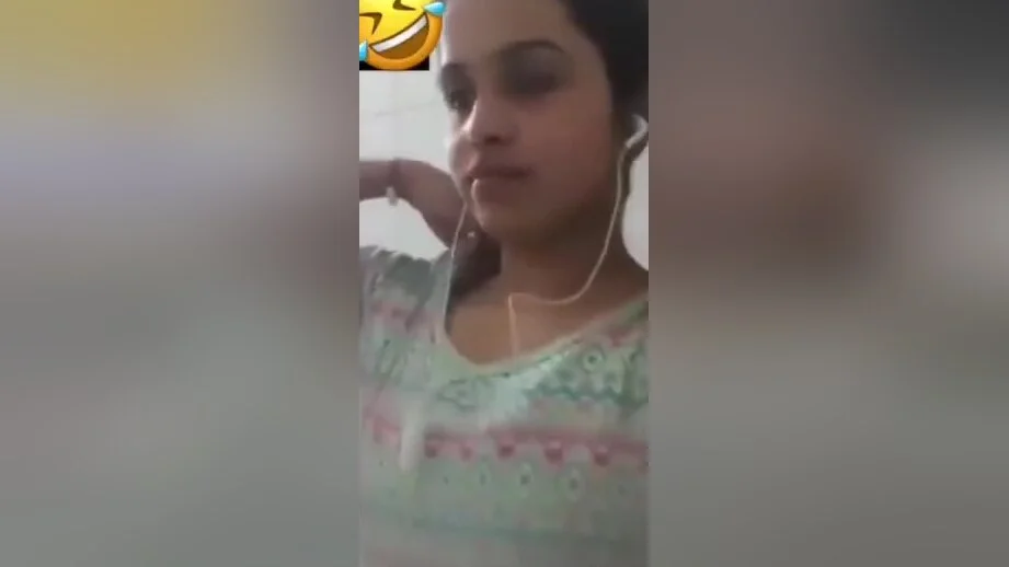 Today Exclusive- Cute Desi Girl Showing Her Boobs On Video Call
