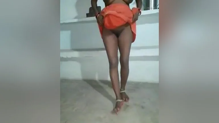 Indian Hot Deshi Bhabhi Sadi Utarkar Apni Tight Chut Aur Bade Nipple Dikhaye