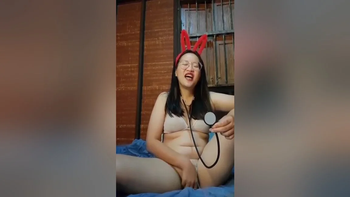 Asian Milf In Look My Pussy Fingering