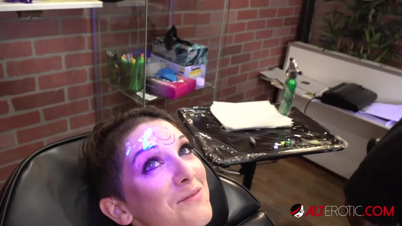 Fierce Sully Savage Gets Her Forehead Tattooed and More - AltErotic