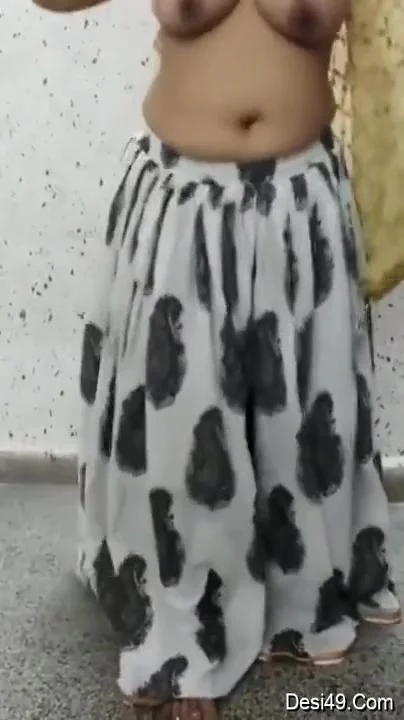 Today Exclusive- Sexy Bhabhi Dancing