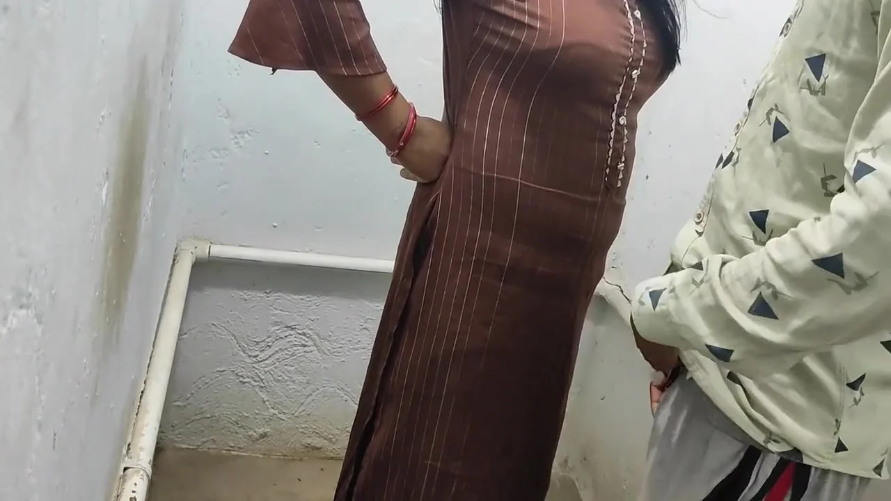 Bathroom Me Mutate Huye Bhabhi Boli Aaj To Muje Chod Dijiye Devar Ji