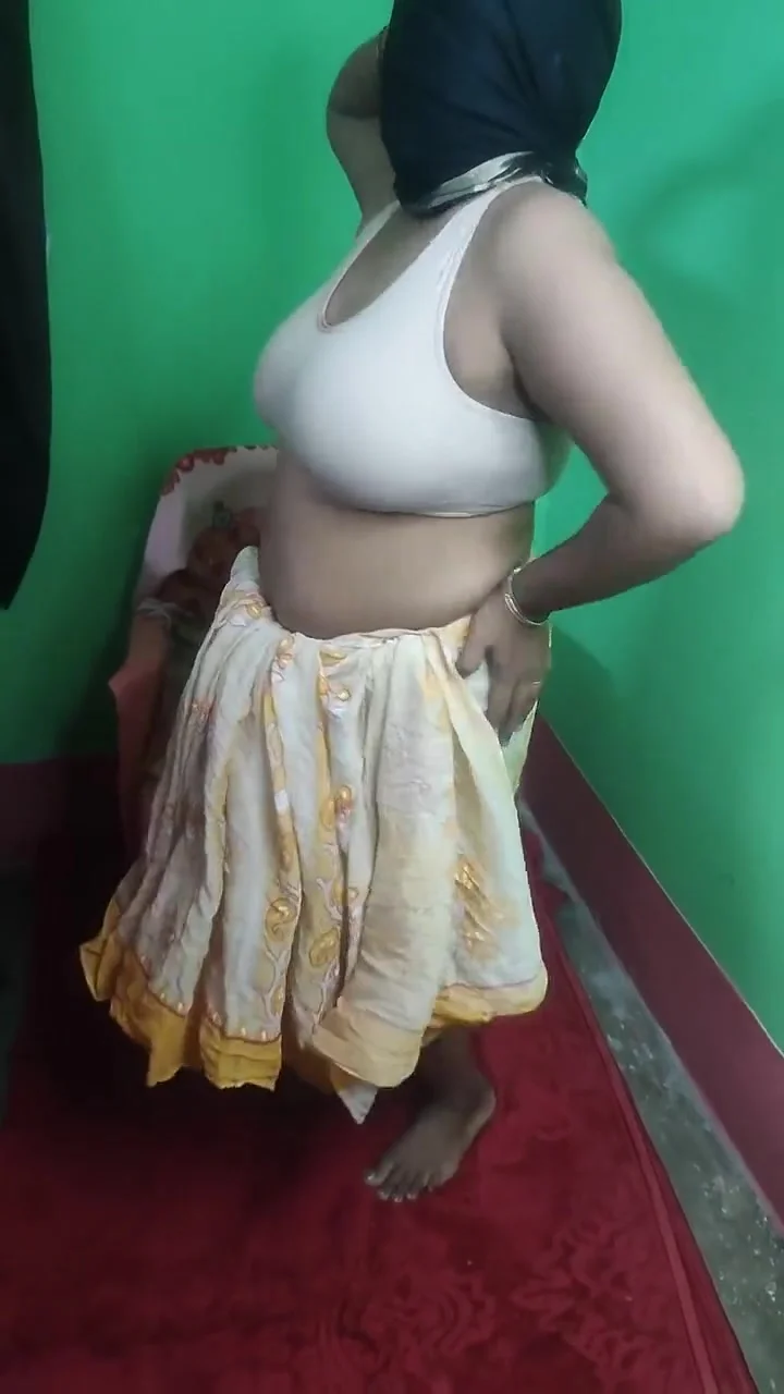 Land Ki Pyasi Bhabi Sruti Dance In Sharee And Bra
