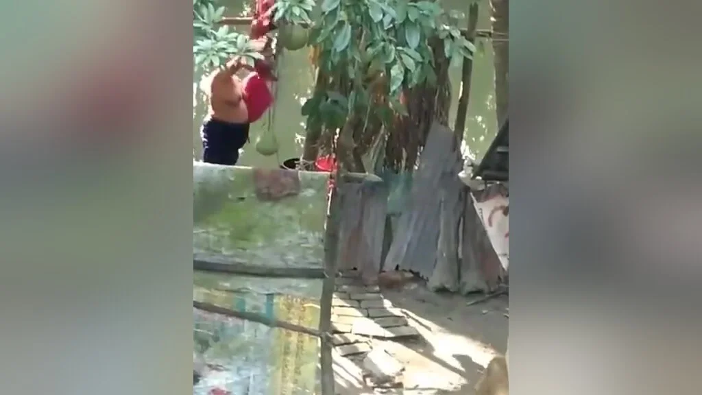 Today Exclusive- Desi Aunty Outdoor Bathing