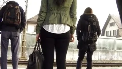 Candid - Young Babe In Black Tight Pants