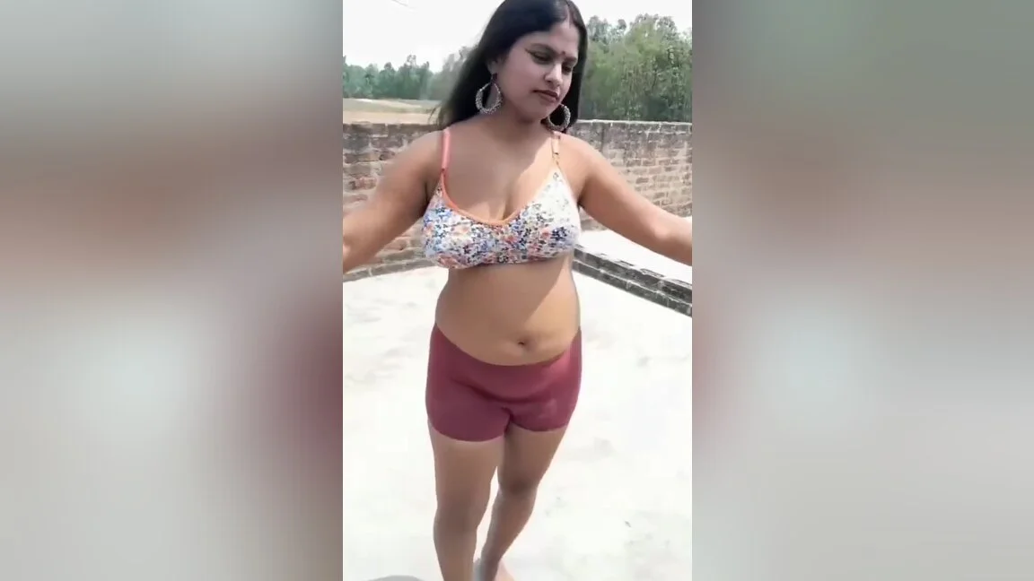 Today Exclusive-crazy Bhabhi Bikini Dance