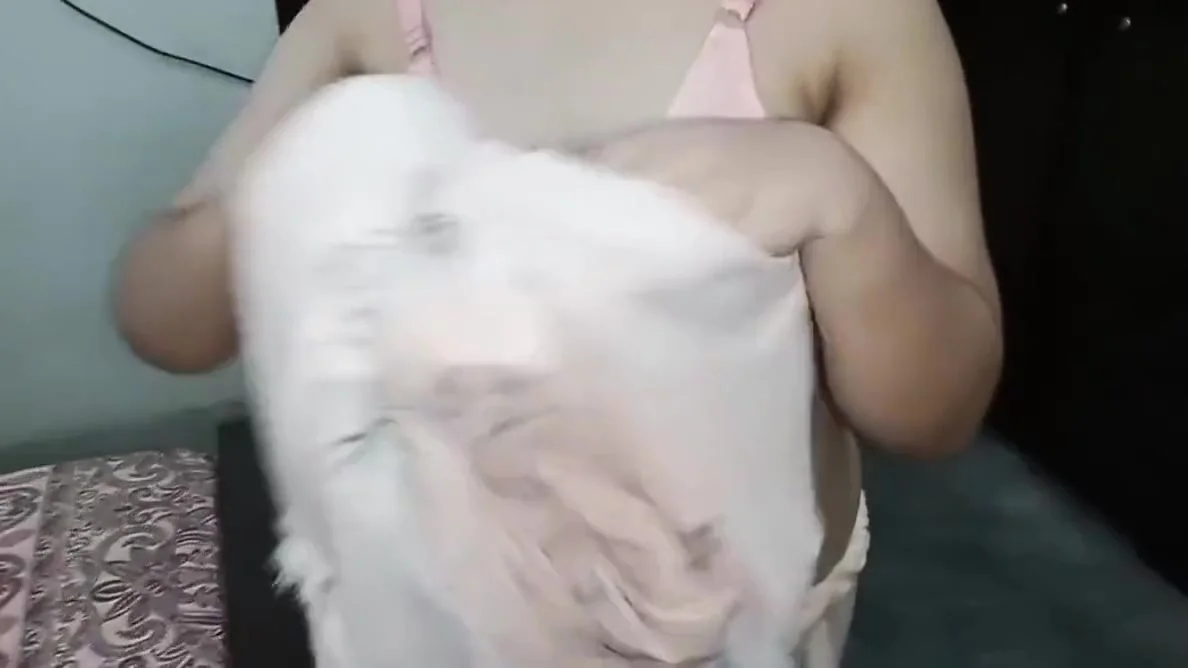 Desi Bhabhi Ko Ghar Ka Kam Karta Howya Garami Lag Rahi Thi ,indian Hot Bhabhi