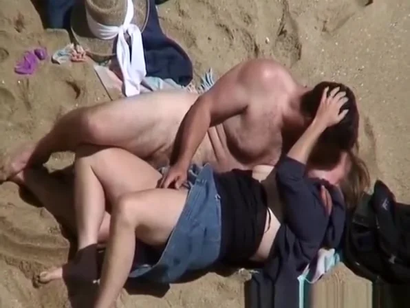 Couple fucking in the beach caught on tape