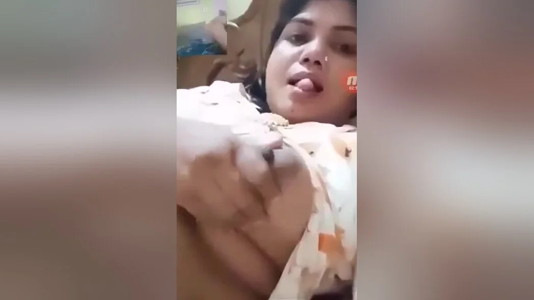 Desi Bhabhi Shows Her Boobs To Lover On Video Call