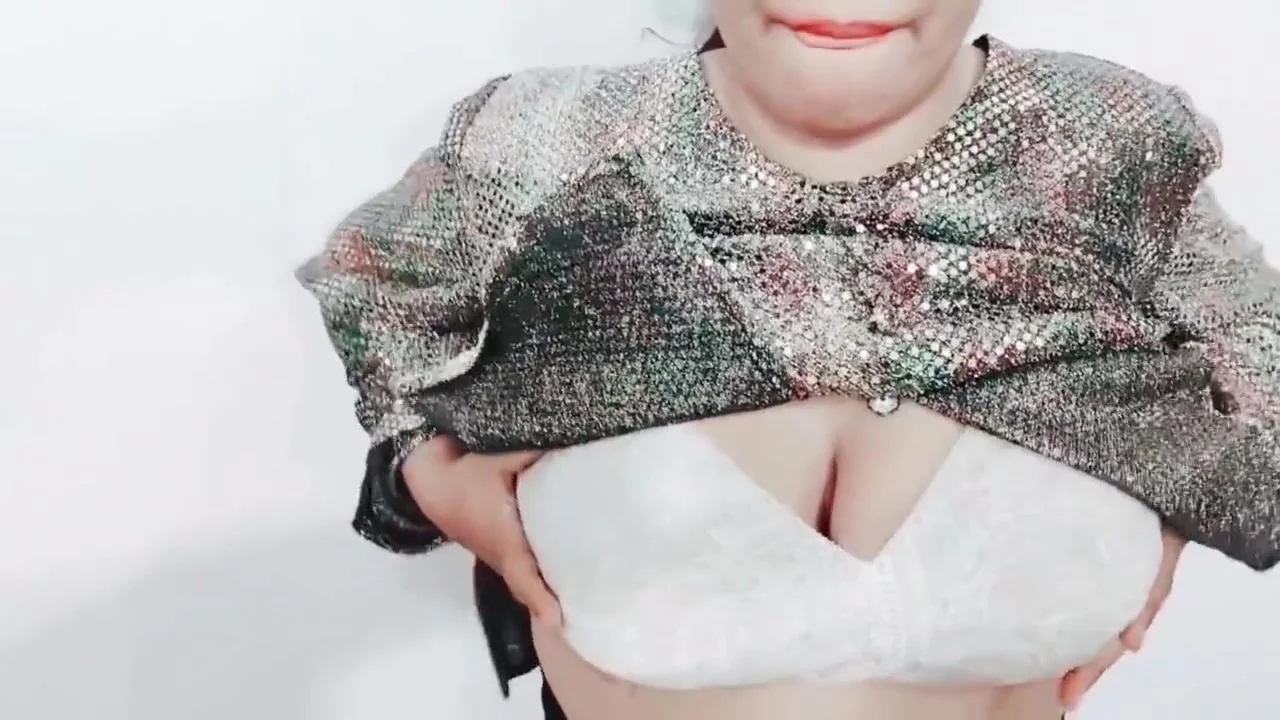 Pakistani Hot Aunty Boobs Show
