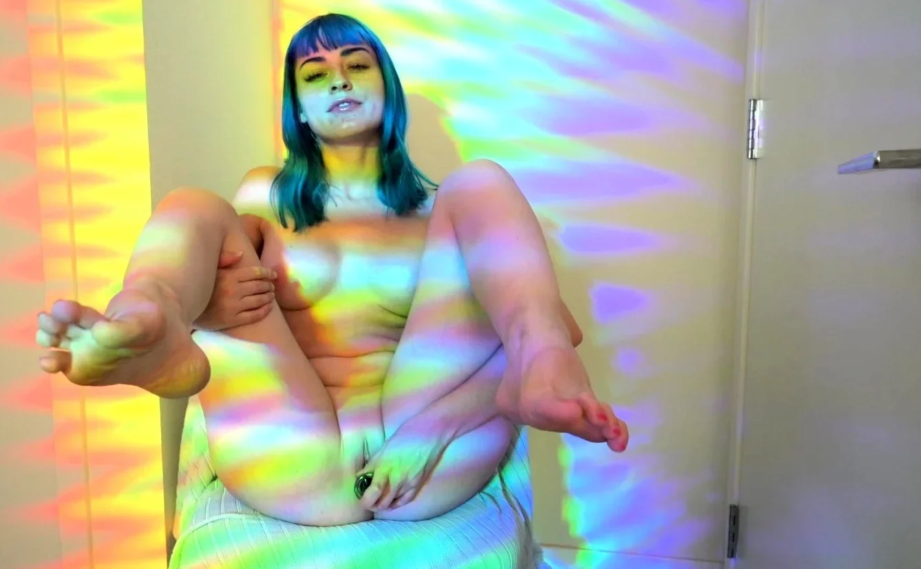 Amateur webcam brunette loves sucking on some fat cock