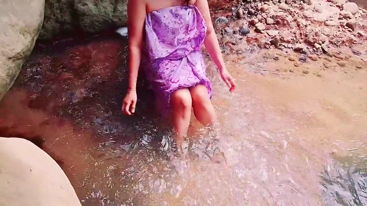 Chut Went To The River With The Boy And Kissed Outside