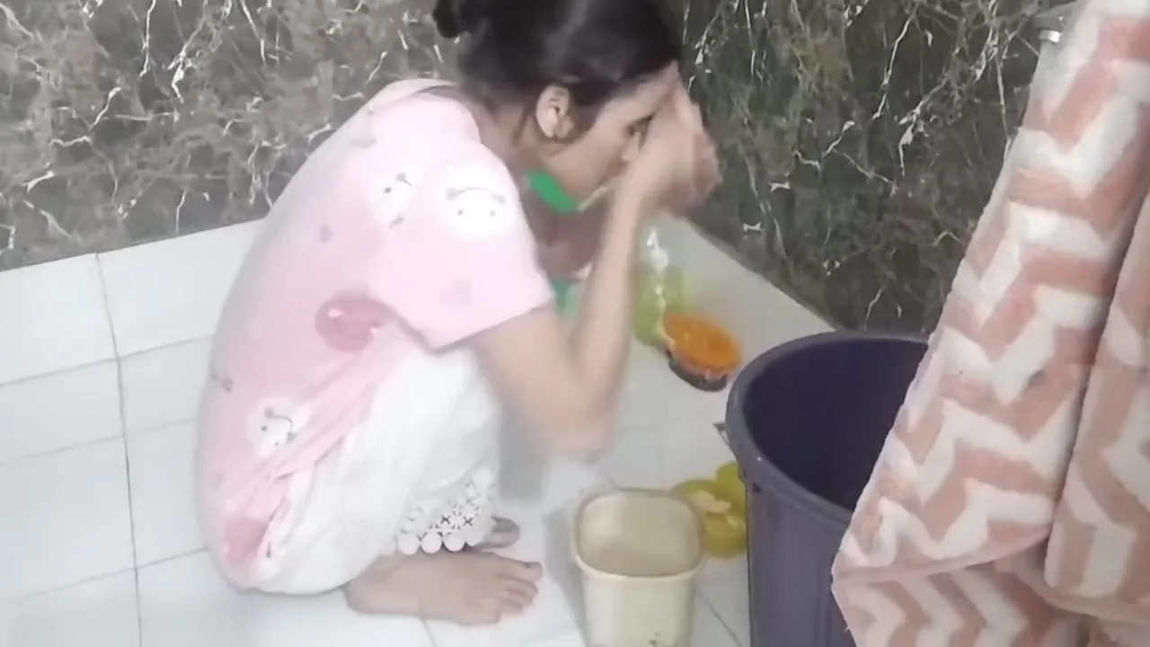 Stepsister In Law Naha Rahi Thi Tabhi Jakar Pel Diya