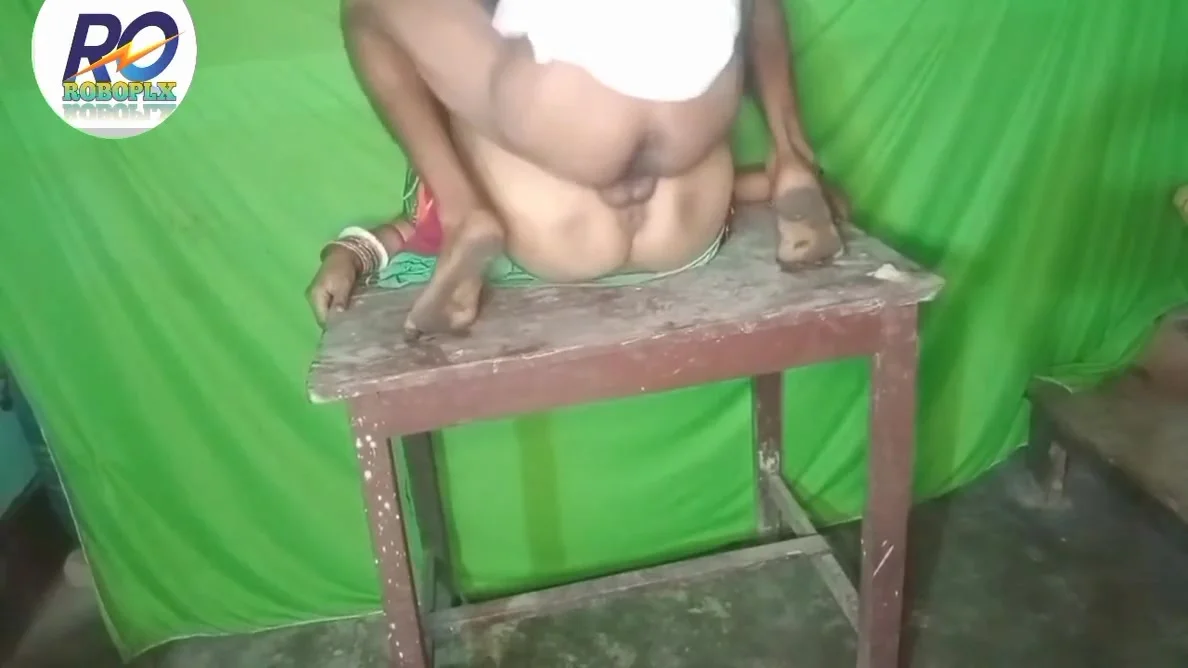 2 Desi Bhabhi Ko Tebal Par Ghori Stalege Me Chudai Saree Uthake