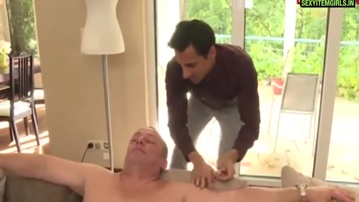 Pati Ne Apni Patni Ki Chudai Karwai Boos Se Promotion Ke Liy