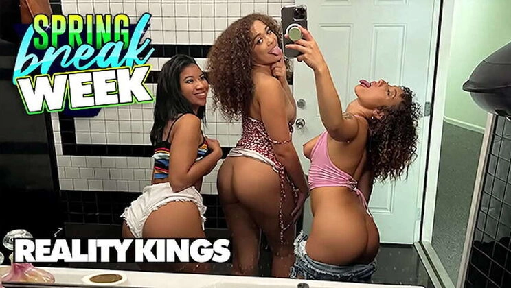 Ameena Green & Kira Perez Eye Hottie Willow Ryder, Inviting Her for a Steamy Threesome - REALITY KINGS