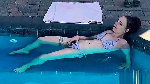 Anal masturbation at the swimming pool with CATHY CROWN