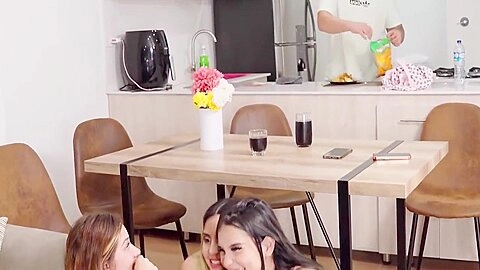Me Follo Con Dos Amigas Mientras Mi Hermanastro Nos Prepara Cena 12 Min - Min Galilea, Sara Blonde And Sussy Love