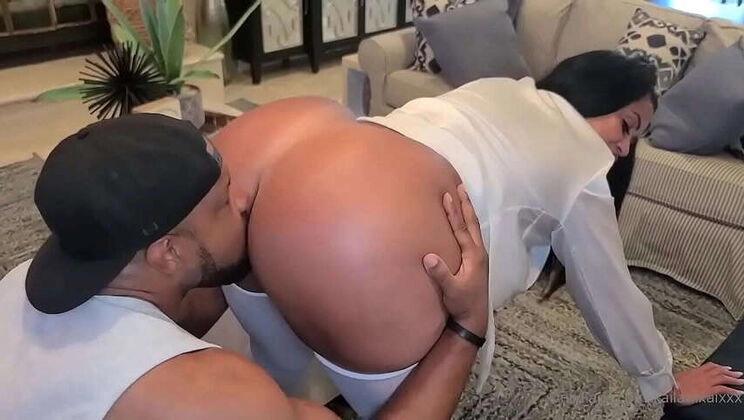 Curvy and Sexy: Big Booty & Natural Tits Star in Explicit Encounter