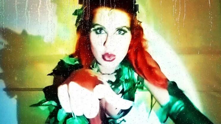 Let yourself be seduced by the fatal kiss of Sexy and horny Poison Ivy